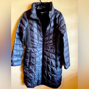 Bernardo long lightweight packable puffer jacket/coat. Size Medium